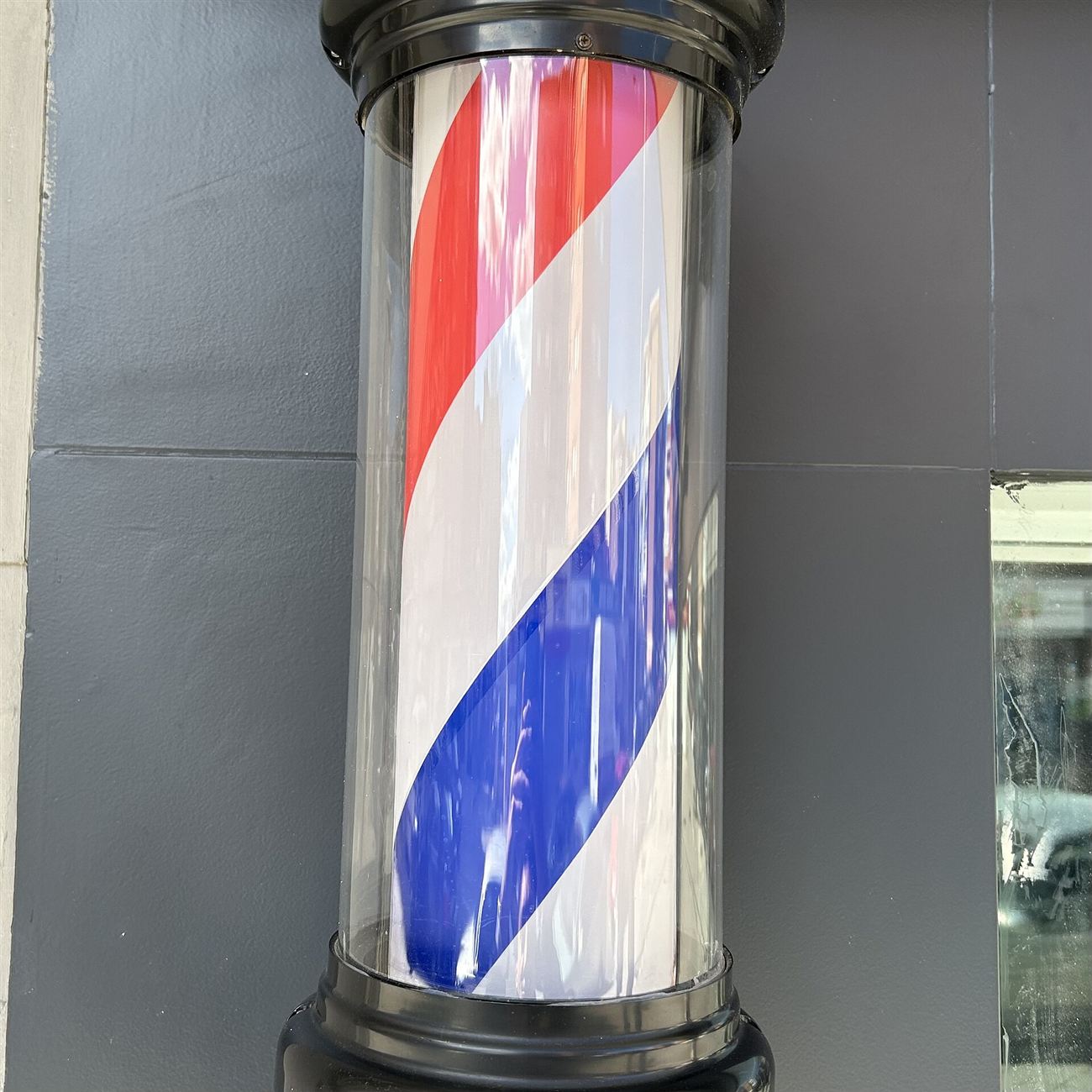 Poste de barbería con sus franjas rojas, blancas y azules